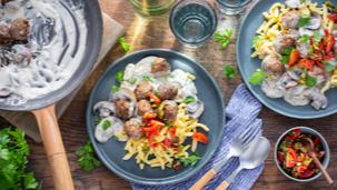 Hackbällchen mit Champignons und Spätzle