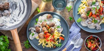 Hackbällchen mit Champignons und Spätzle