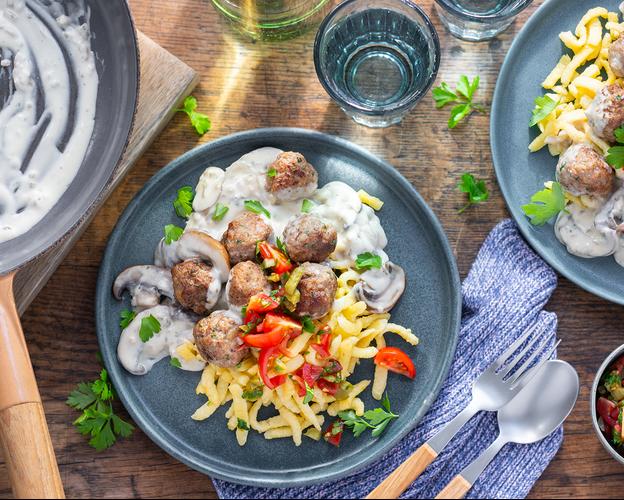 Hackbällchen mit Champignons und Spätzle