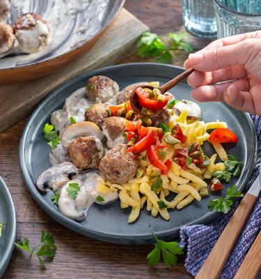 Hackbällchen mit Champignons und Spätzle