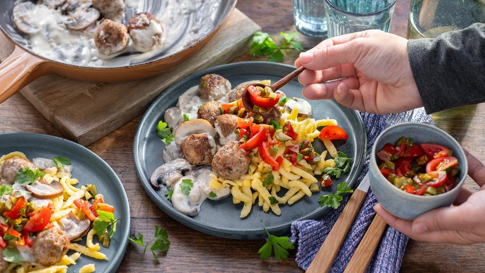 Hackbällchen mit Champignons und Spätzle