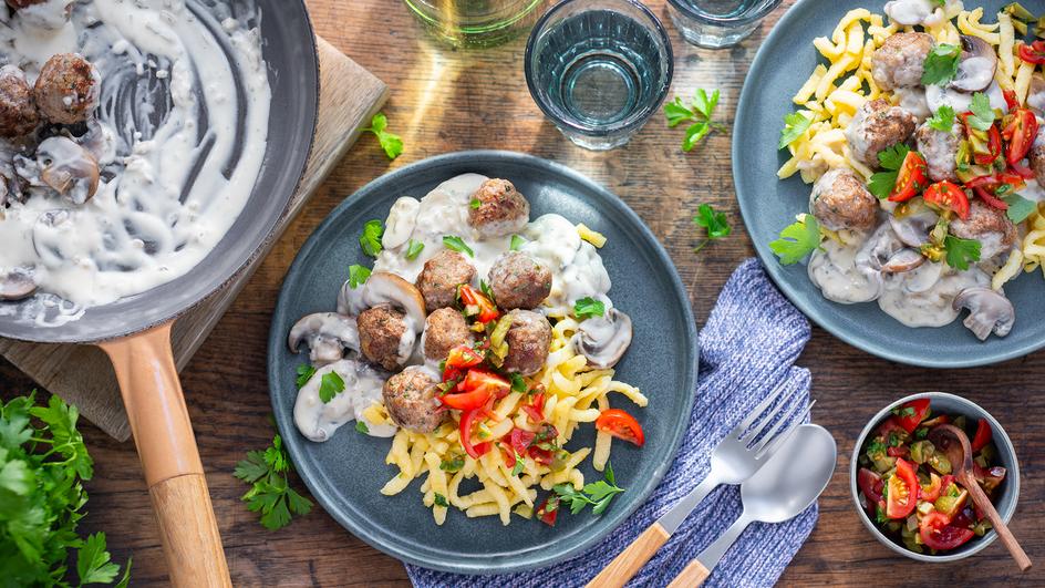 Hackbällchen mit Champignons und Spätzle