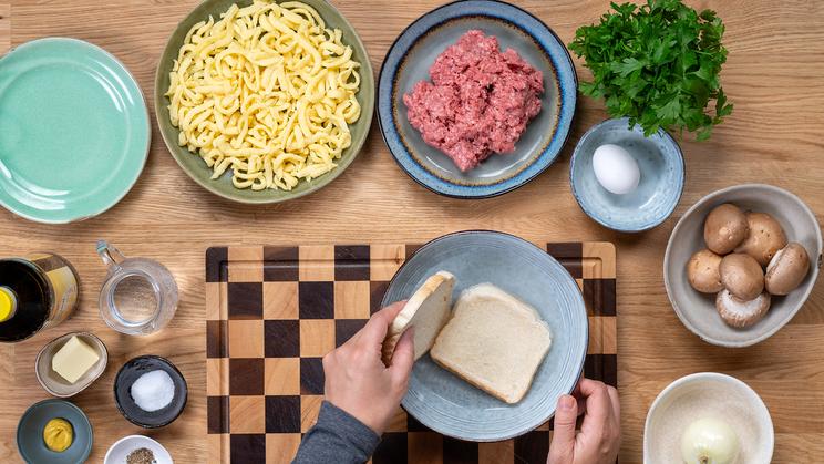 Hackbällchen mit Champignons und Spätzle