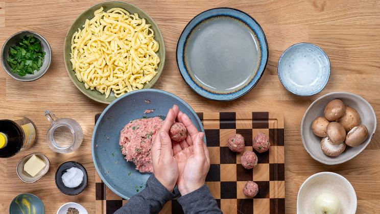 Hackbällchen mit Champignons und Spätzle
