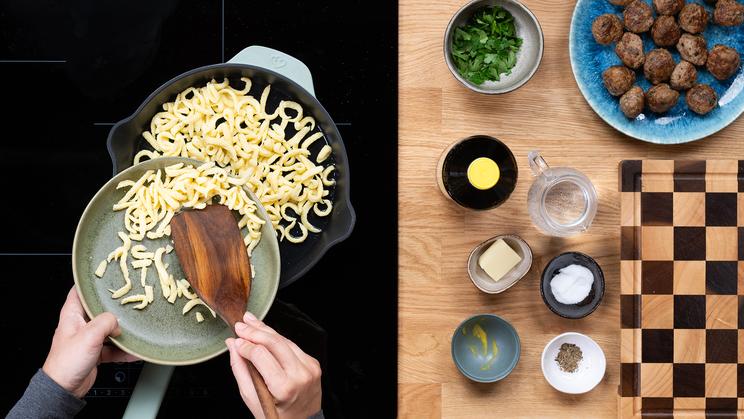 Hackbällchen mit Champignons und Spätzle