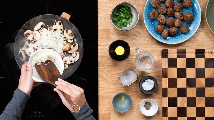 Hackbällchen mit Champignons und Spätzle