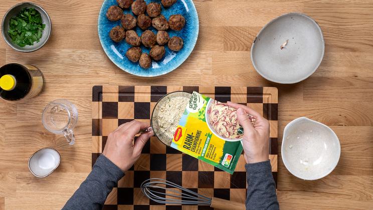 Hackbällchen mit Champignons und Spätzle