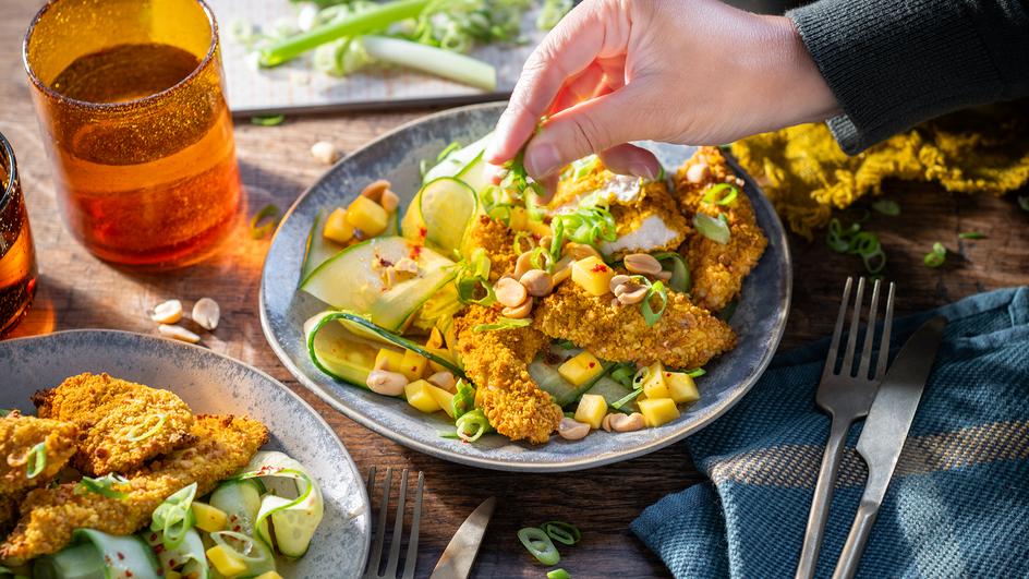 Curry Chicken Nuggets im Airfryer mit asiatischem Salat