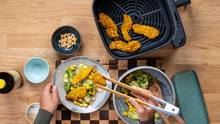 Curry Chicken Nuggets im Airfryer mit asiatischem Salat
