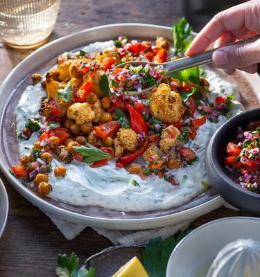 Mediterrane Tzatziki-Bowl im Airfryer