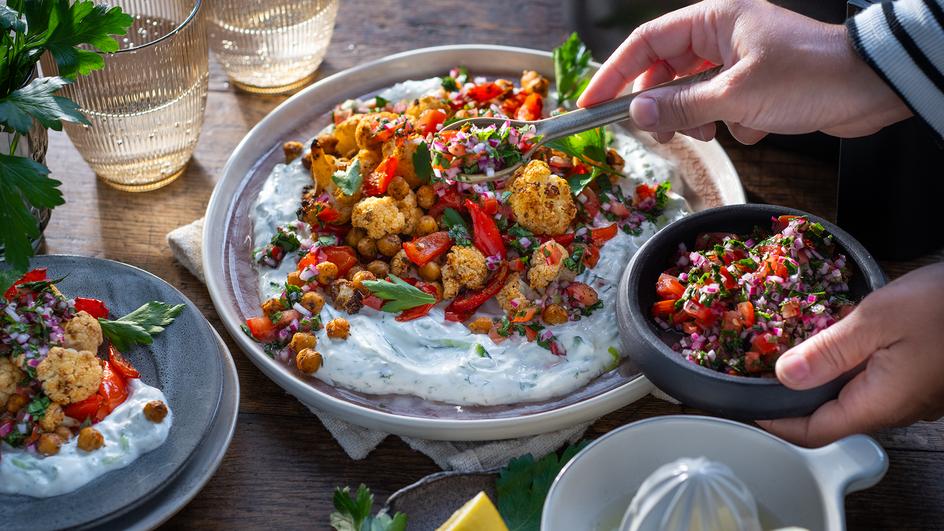 Mediterrane Tzatziki-Bowl im Airfryer