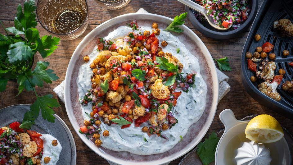 Mediterrane Tzatziki-Bowl im Airfryer