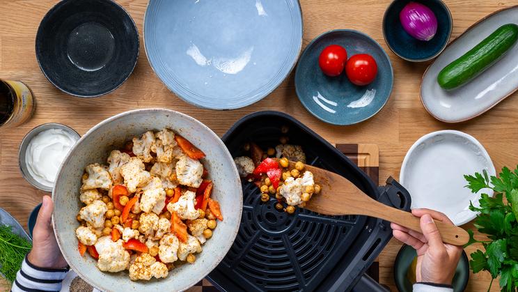 Mediterrane Tzatziki-Bowl im Airfryer