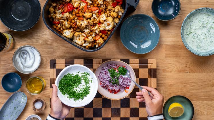 Mediterrane Tzatziki-Bowl im Airfryer