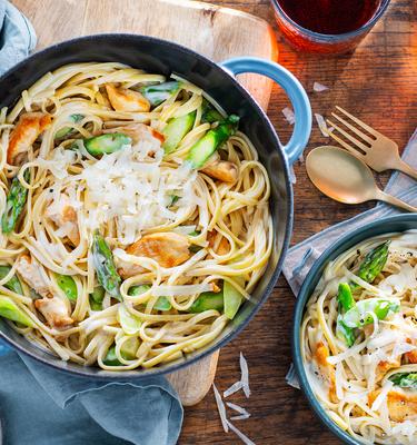 Pasta Alfredo mit Spargel und Huhn