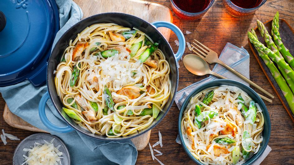 Pasta Alfredo mit Spargel und Huhn