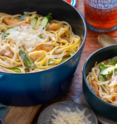 Pasta Alfredo mit Spargel und Huhn