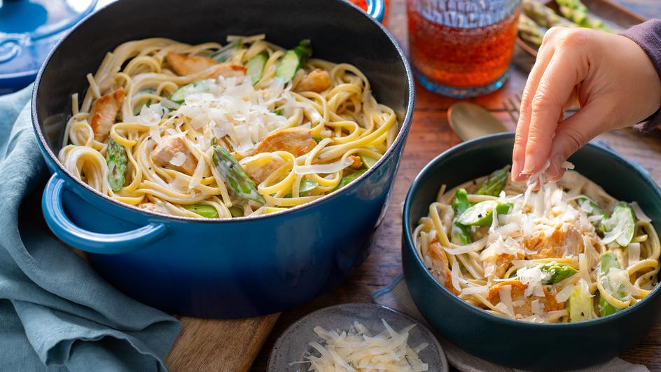 Pasta Alfredo mit Spargel und Huhn