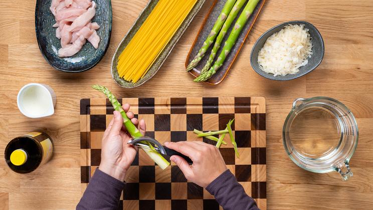 Pasta Alfredo mit Spargel und Huhn