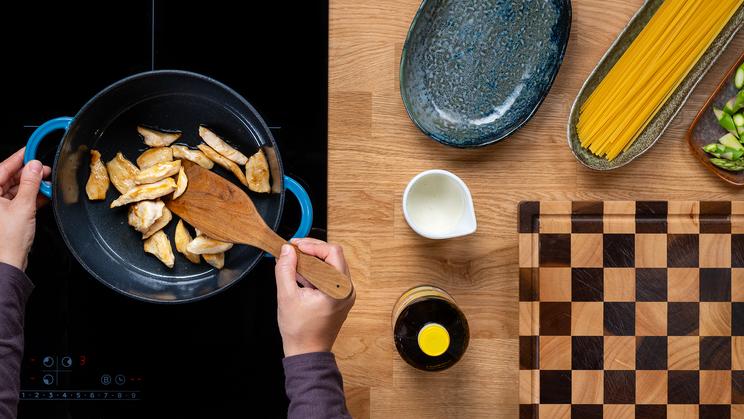 Pasta Alfredo mit Spargel und Huhn