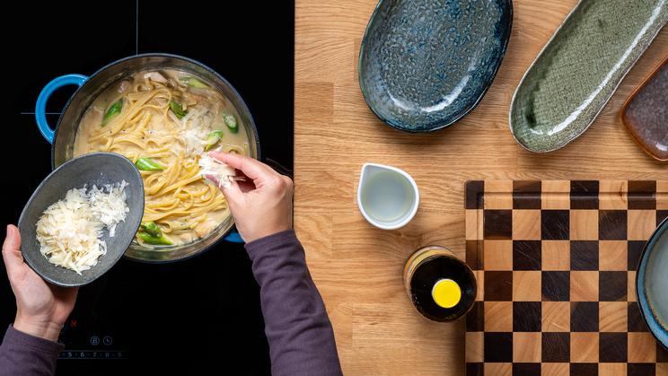 Pasta Alfredo mit Spargel und Huhn