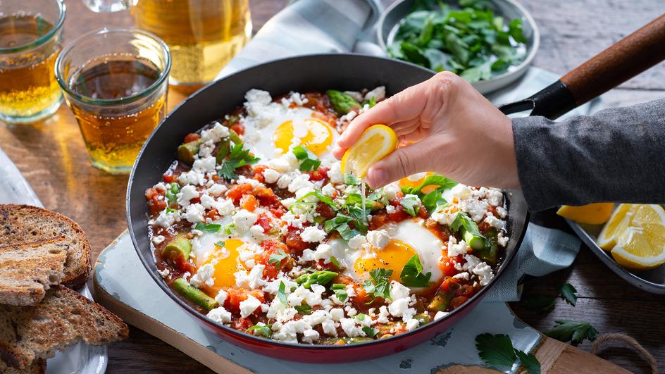 Spargel Shakshuka mit Feta und Zitrone