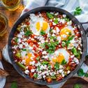 Spargel Shakshuka mit Feta und Zitrone