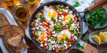 Spargel Shakshuka mit Feta und Zitrone