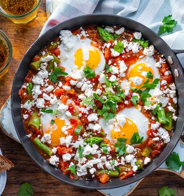 Spargel Shakshuka mit Feta und Zitrone