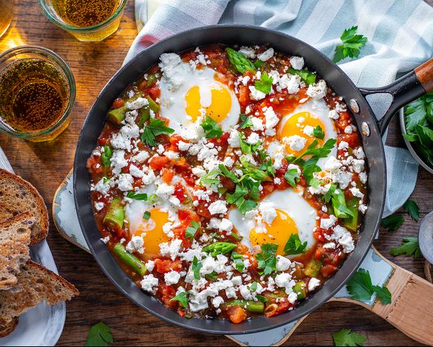 Spargel Shakshuka mit Feta und Zitrone