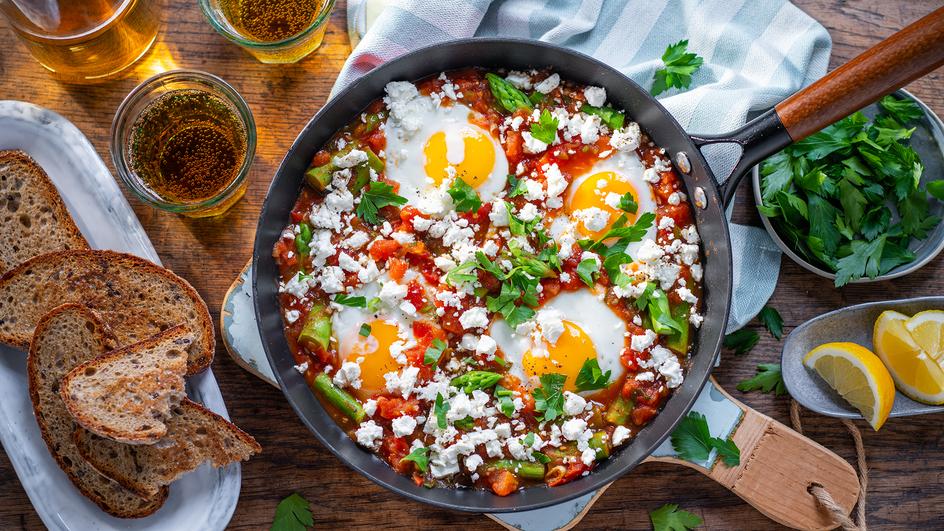 Spargel Shakshuka mit Feta und Zitrone