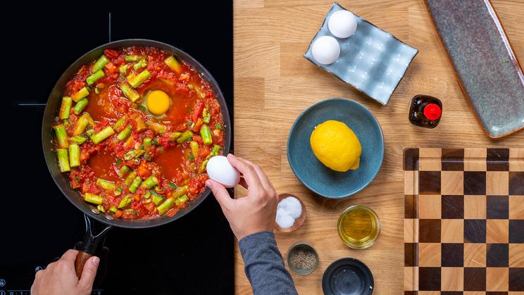 Spargel Shakshuka mit Feta und Zitrone