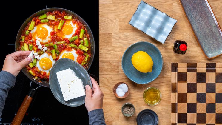 Spargel Shakshuka mit Feta und Zitrone