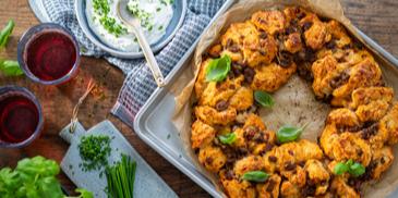 Bolognese Brotkranz mit Kräuter Dip