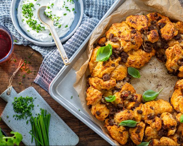 Bolognese Brotkranz mit Kräuter Dip