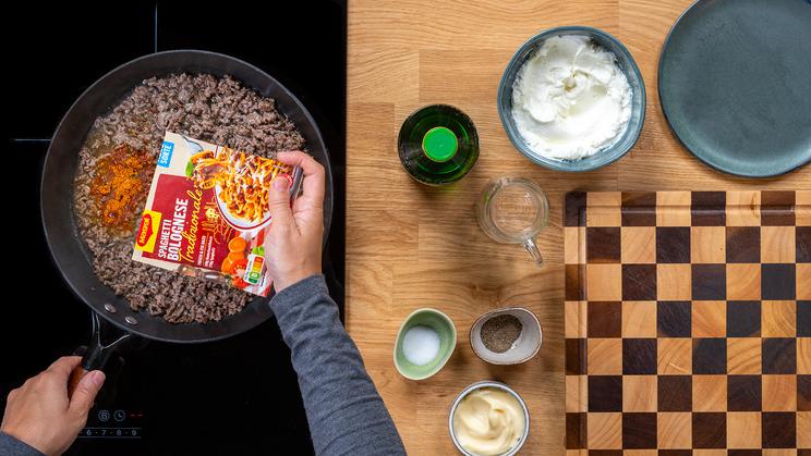 Bolognese Brotkranz mit Kräuter Dip
