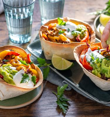 Tortilla Fajita Bowls mit Hackfleisch und Guacamole