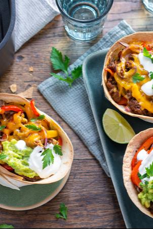 Tortilla Fajita Bowls mit Hackfleisch und Guacamole