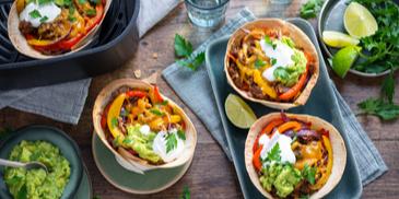 Tortilla Fajita Bowls mit Hackfleisch und Guacamole