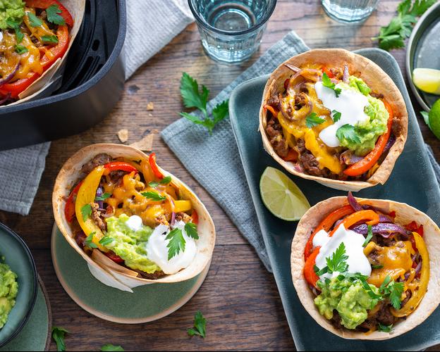 Tortilla Fajita Bowls mit Hackfleisch und Guacamole