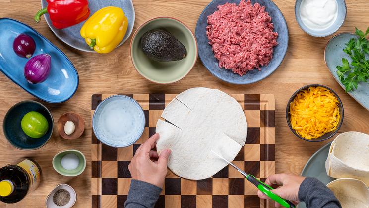 Tortilla Fajita Bowls mit Hackfleisch und Guacamole