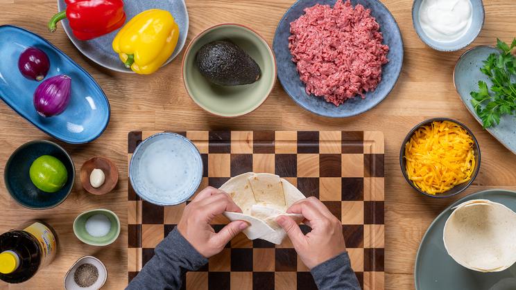 Tortilla Fajita Bowls mit Hackfleisch und Guacamole