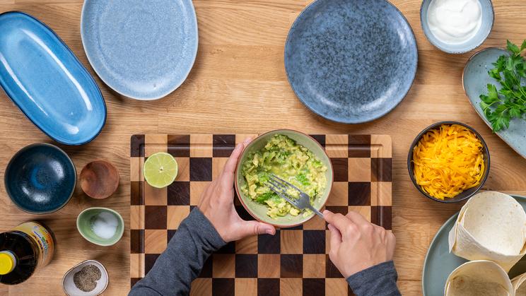 Tortilla Fajita Bowls mit Hackfleisch und Guacamole