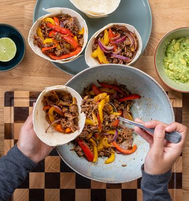 Tortilla Fajita Bowls mit Hackfleisch und Guacamole