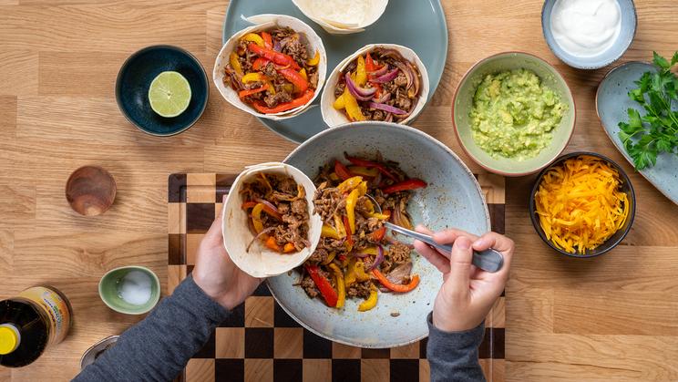 Tortilla Fajita Bowls mit Hackfleisch und Guacamole