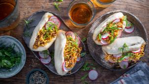 Bao Buns mit Gochujang Hackfleisch