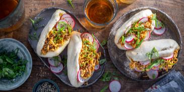 Bao Buns mit Gochujang Hackfleisch