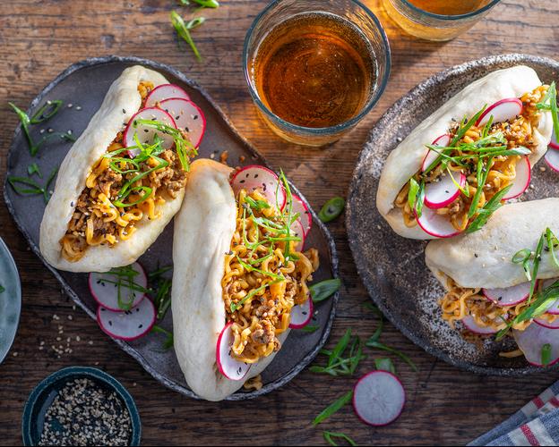 Bao Buns mit Gochujang Hackfleisch