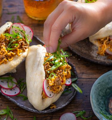 Bao Buns mit Gochujang Hackfleisch