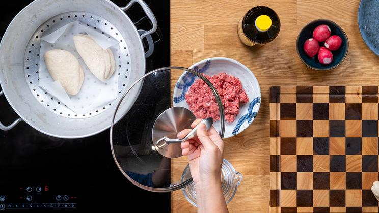 Bao Buns mit Gochujang Hackfleisch